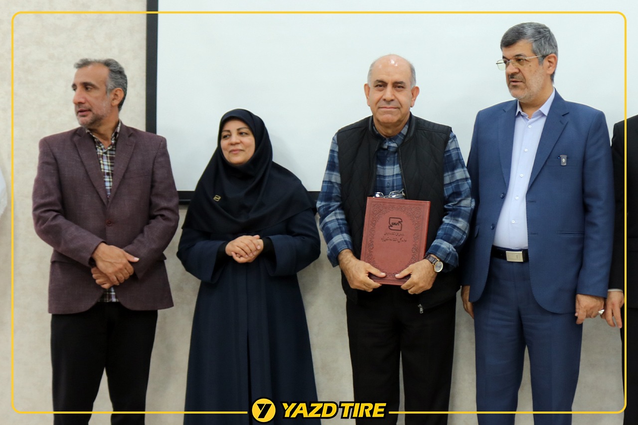 دریافت لوح تقدیر استاندار یزد توسط مهندس بهزاد از مجتمع صنعتی یزد تایر